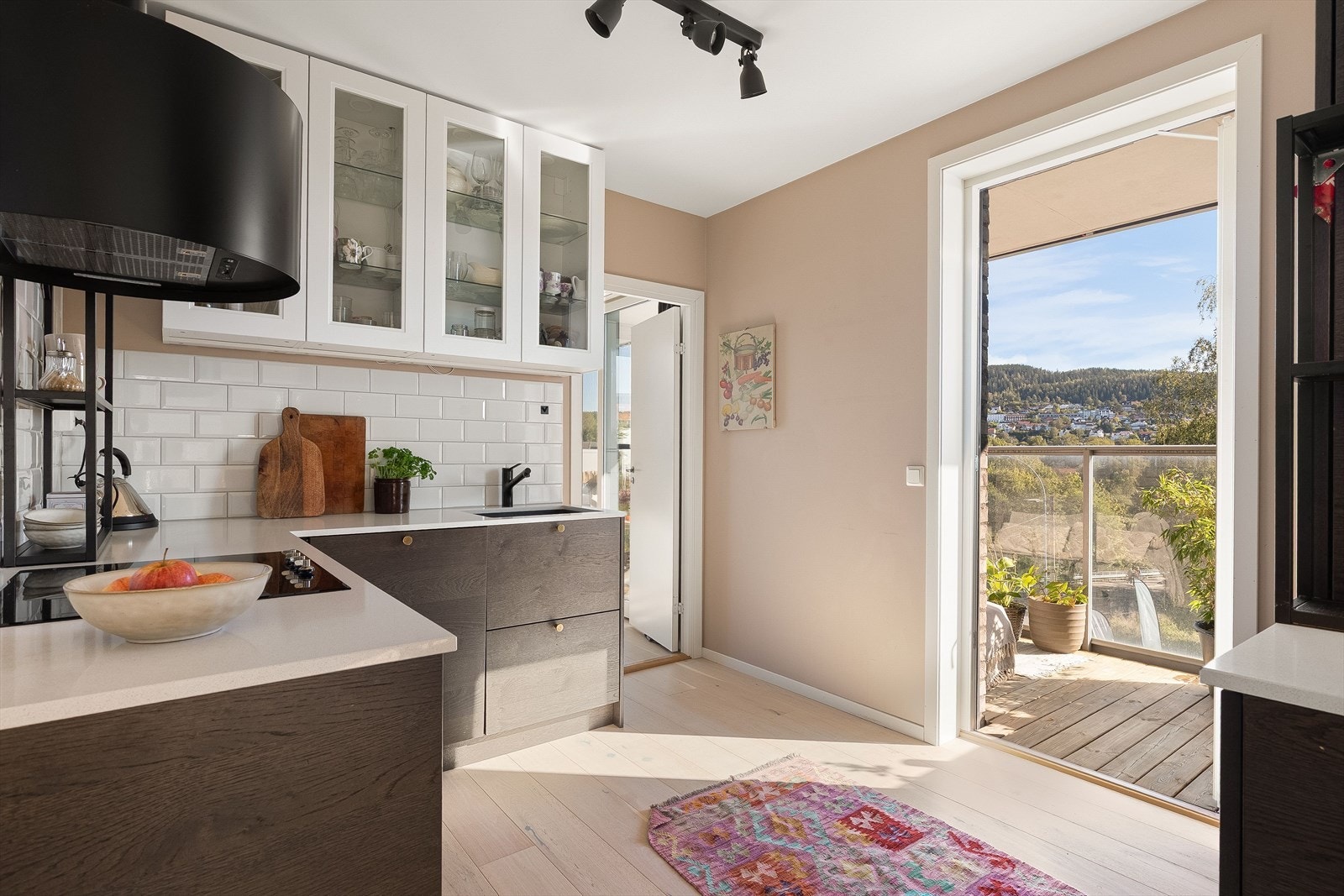 Fra kjøkkenet har du direkte utgang til leilighetens andre terrasse. Galleribilde