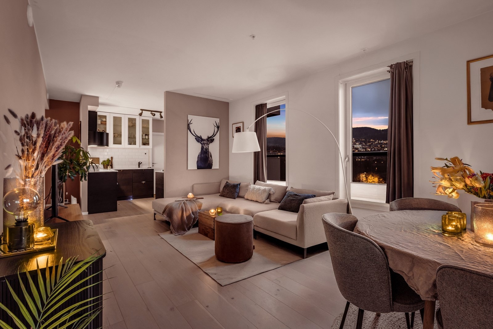 Gjennomgående parkettgulv. Galleribilde