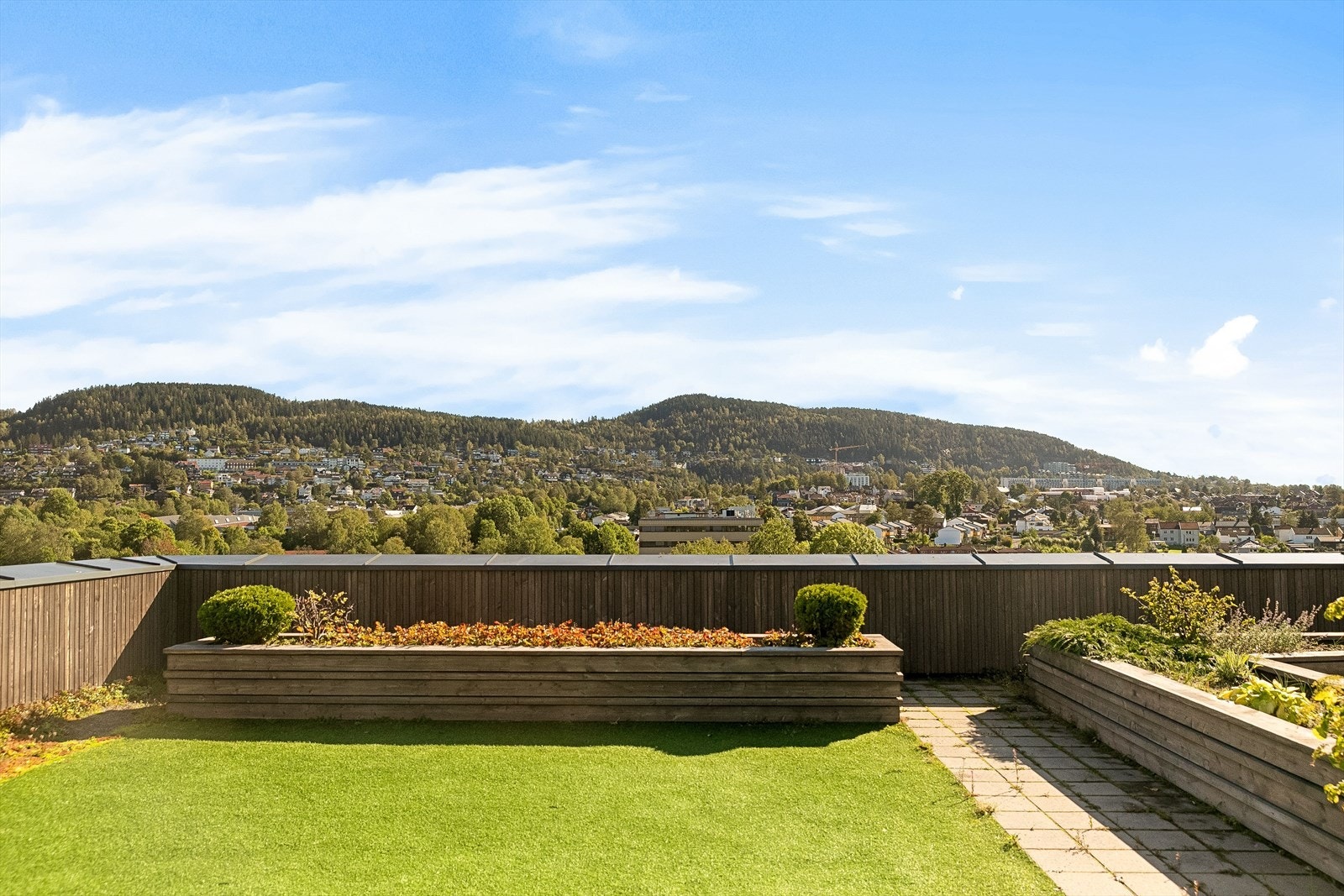 Takterrassen er pent opparbeidet med flere ulike soner. Galleribilde