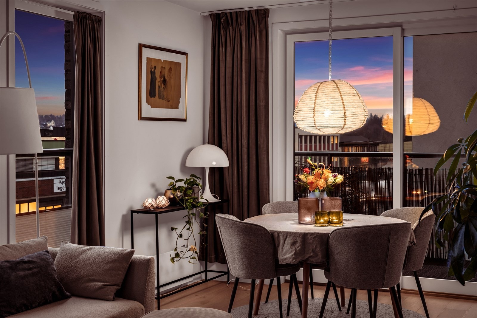 Romslig stue med mulighet for å dele inn i ulike soner. Galleribilde