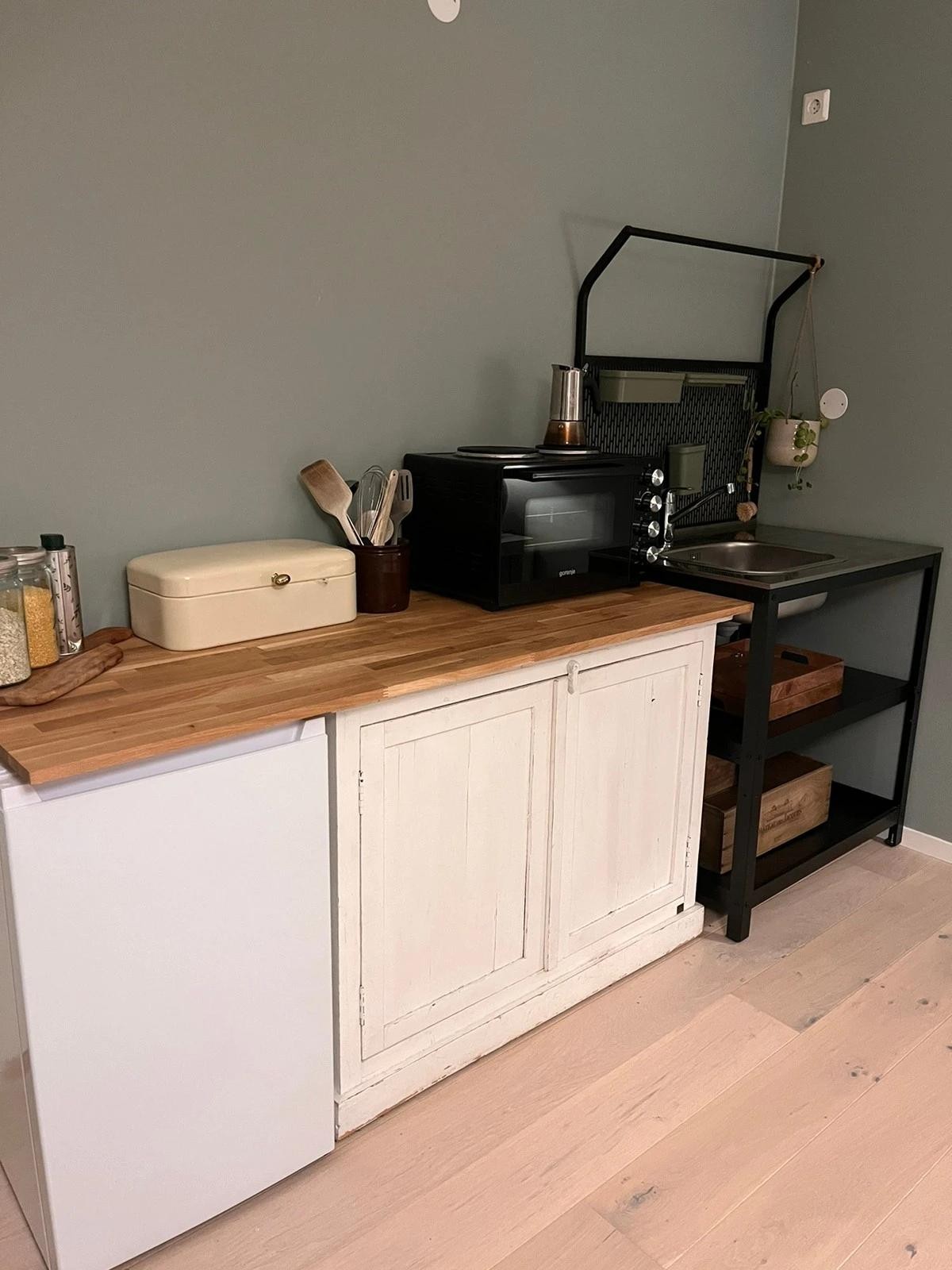 Slik så kjøkkenet i hybeldelen ut da selger leide ut. Galleribilde