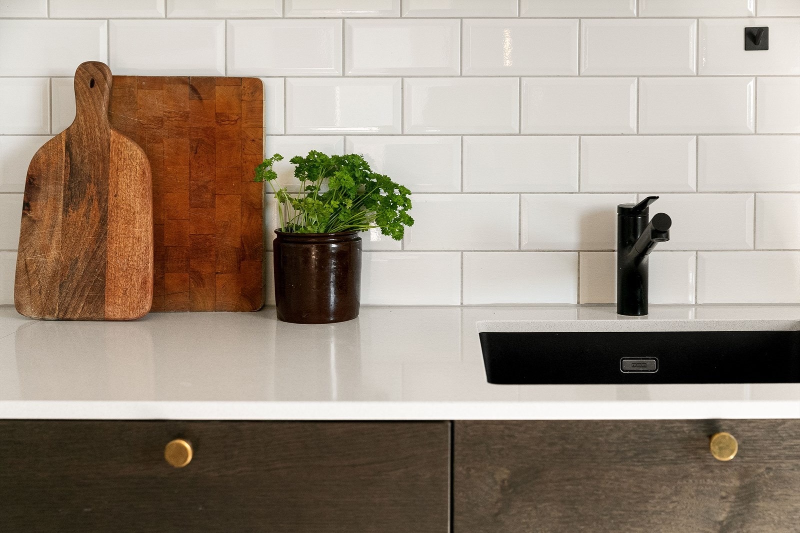 Godt med benkeplass for matlaging og lagringsplass i både over- og underskap. Galleribilde