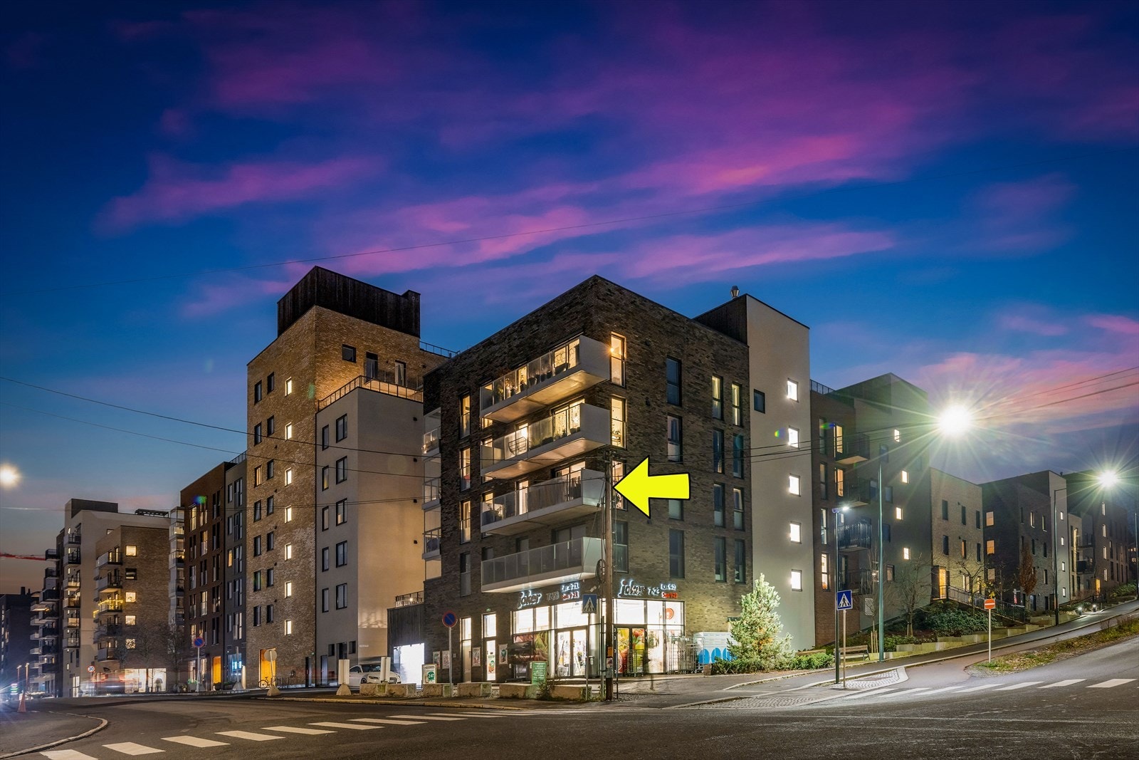 Boligen ligger i byggets 2. etasje, som vist med gul pil. Galleribilde