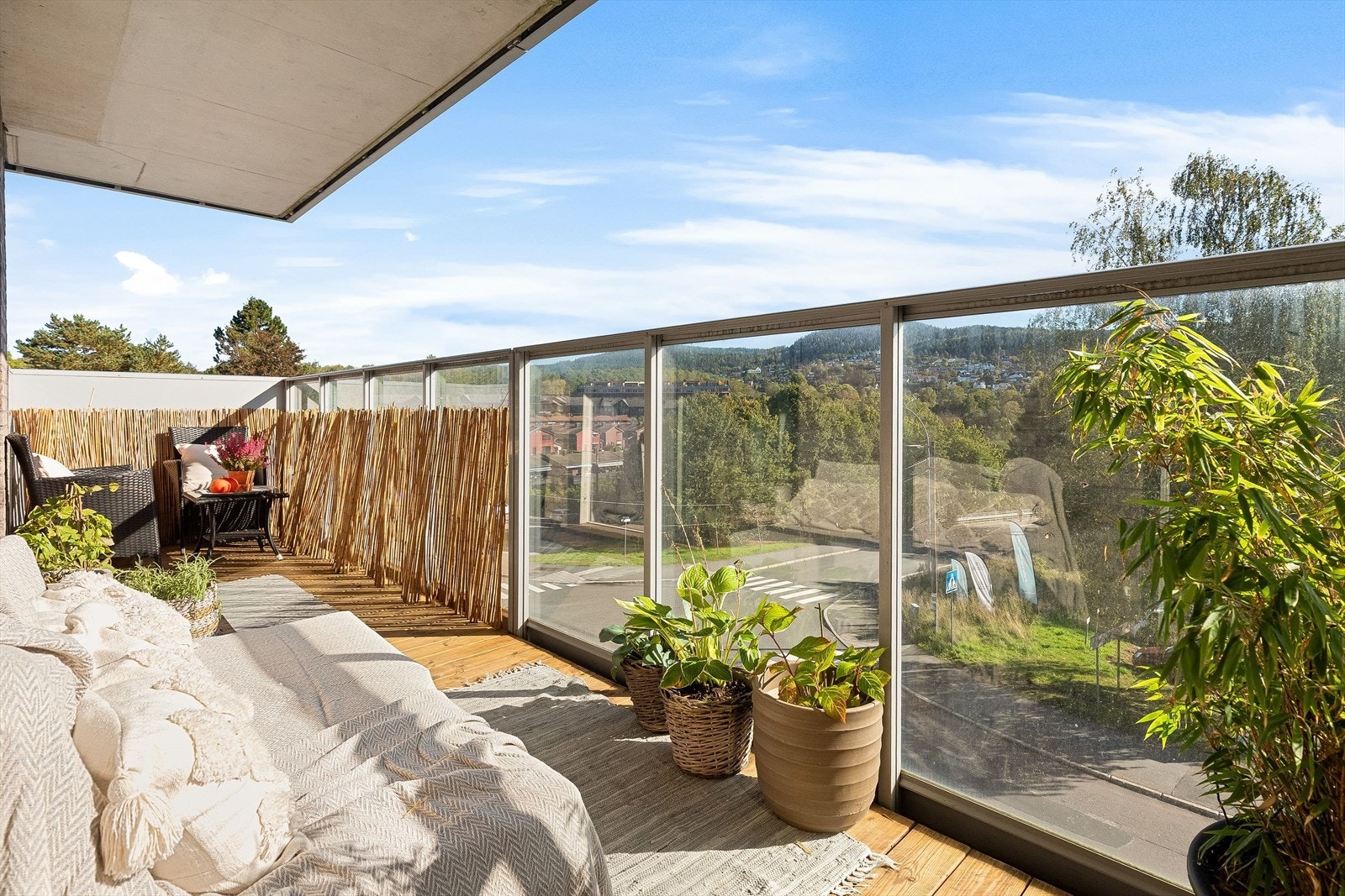 På balkongen har du plass til sittegruppe etter eget ønske og behov, og beliggenheten mot sydvest sørger for gode solforhold. Galleribilde