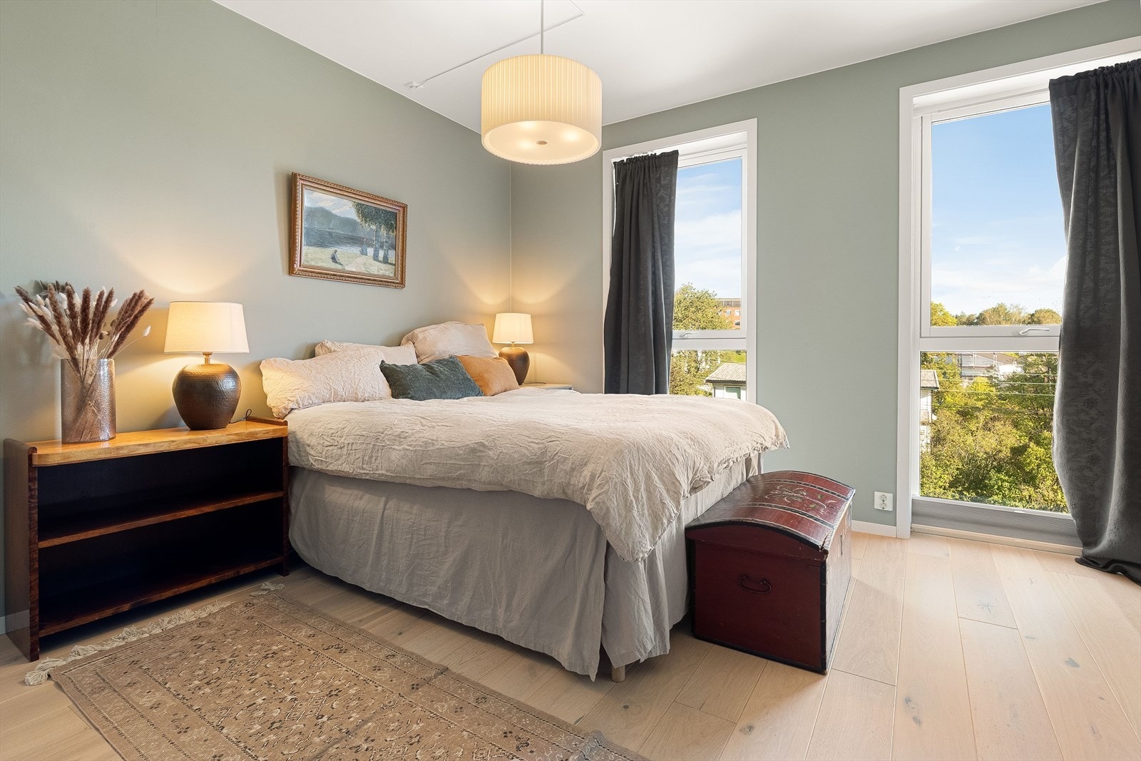 Leiligheten har et stort, lyst og innbydende hovedsoverom med tilknytning til eget baderom. Galleribilde