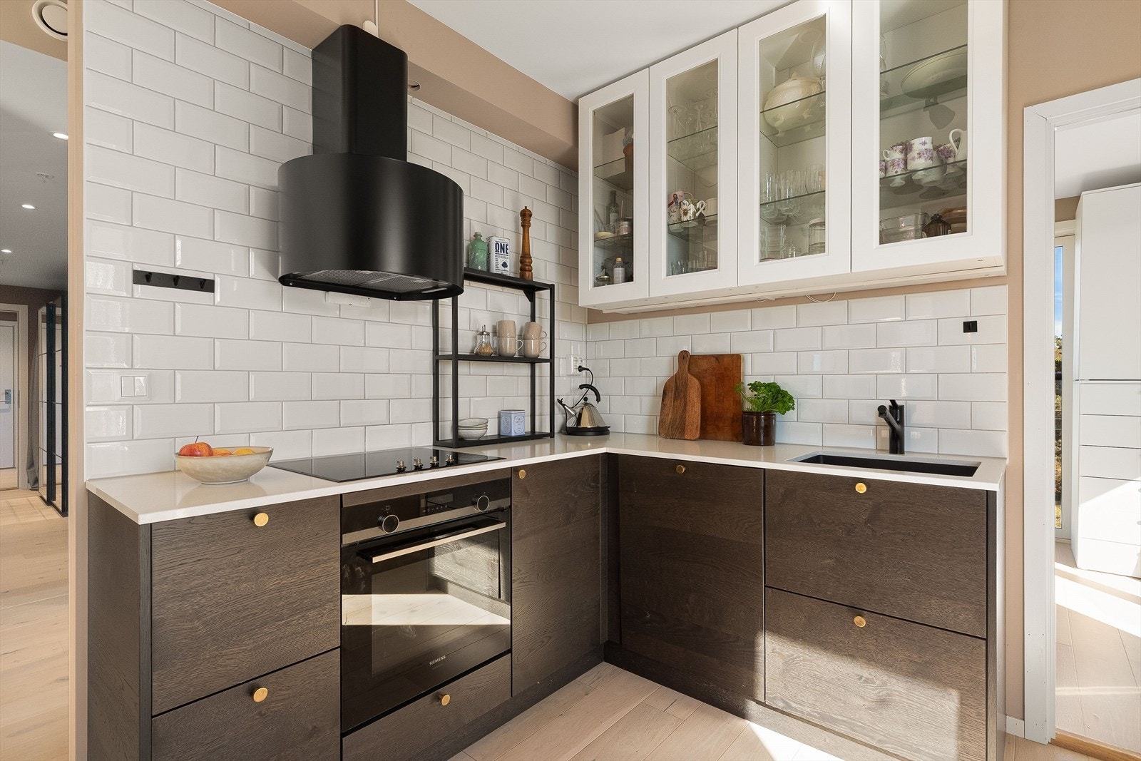 Kjøkkenet ligger i en fin delvis åpen løsning med stuen, adskilt og samtidig åpent og sosialt. Galleribilde