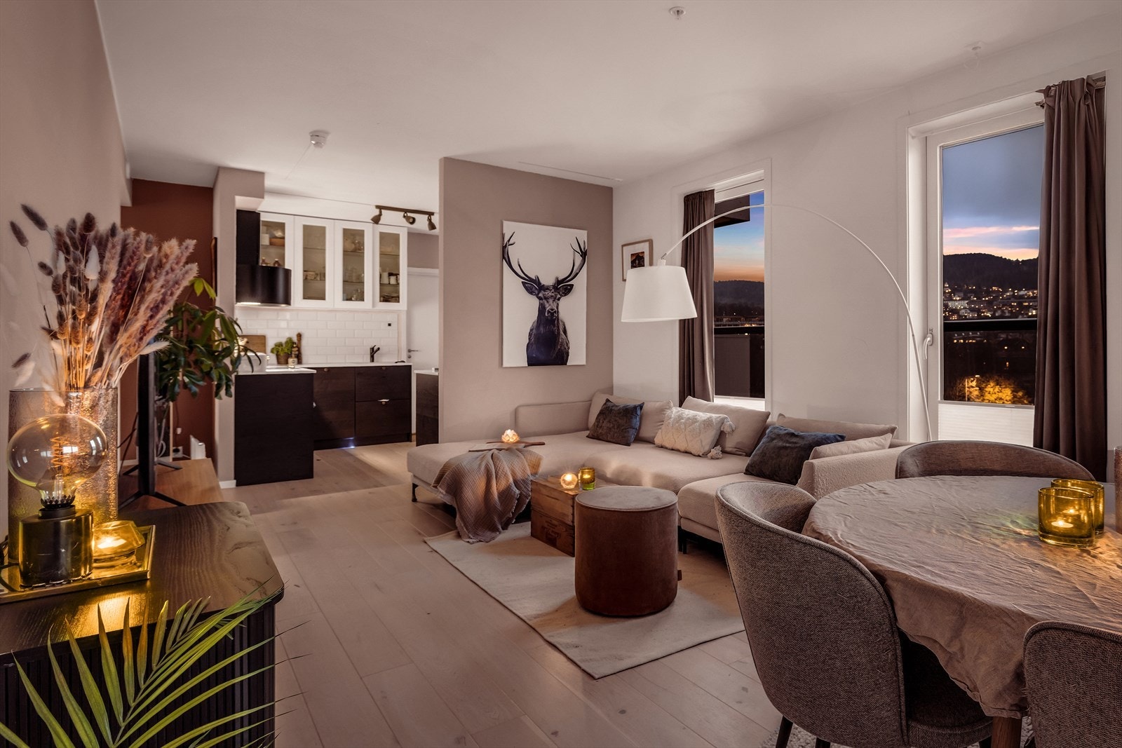 Lysinnslippet sammen med den gode takhøyden på ca. 2,6 meter bidrar til en god og luftig romfølelse. Galleribilde