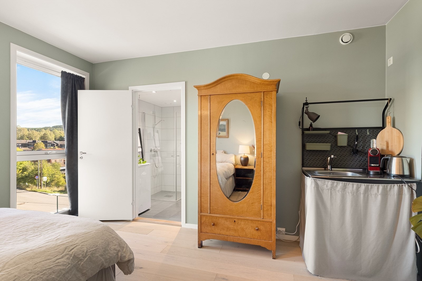 Fra hovedsoverommet har du direkte adkomst til et av leilighetens baderom. Galleribilde