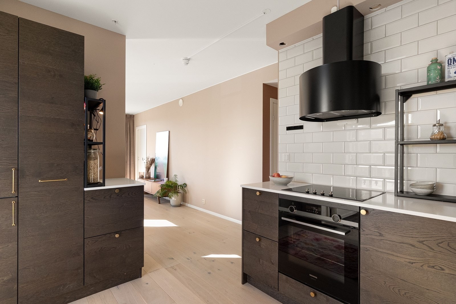 Kjøkkenet har integrerte hvitevarer som platetopp, ovn, oppvaskmaskin og kombiskap. Galleribilde