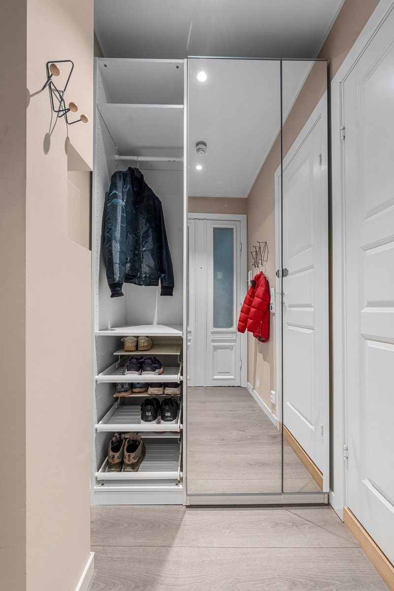 Praktisk oppbevaring i garderobeskap i entréen Galleribilde