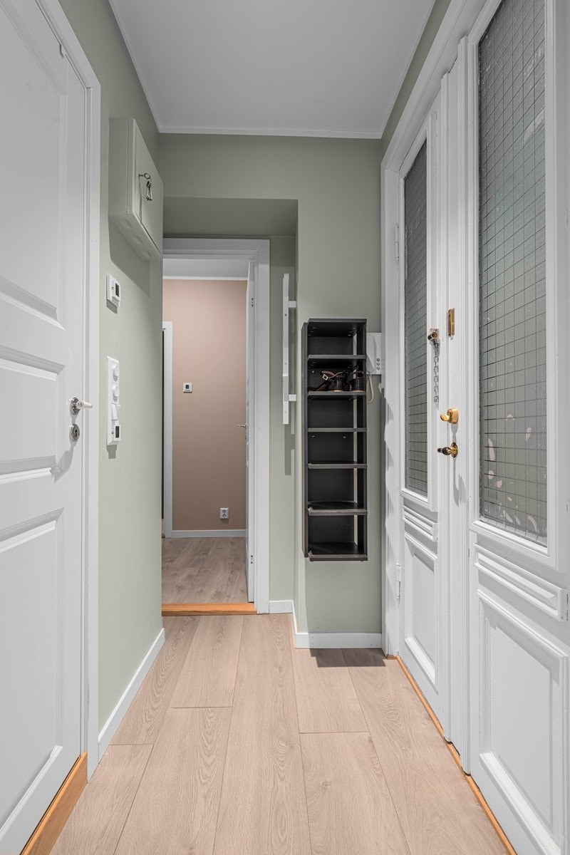 Hybeldelen har egen inngang. Dette er en sjelden mulighet til å sikre seg en romslig, gjennomgående oppusset leilighet med fleksibel hybeldel, i et av Oslos mest populære områder Galleribilde