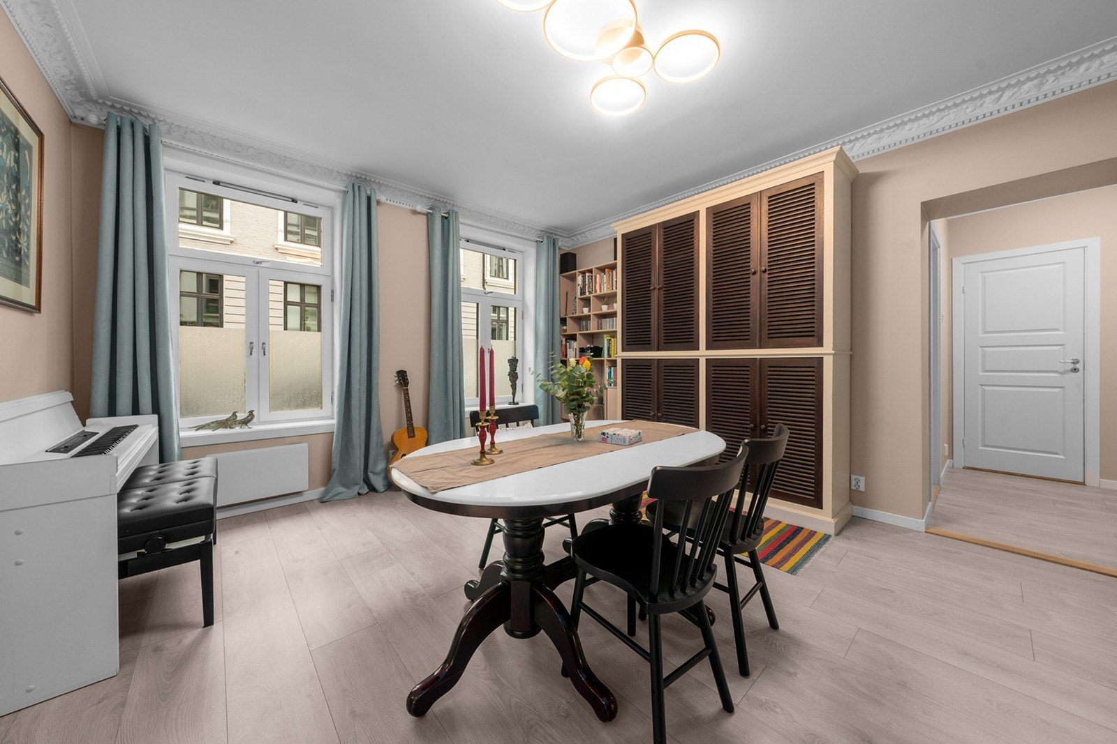 Her er det enkelt å skape både en hyggelig sofakrok med TV og en egen spiseplass, perfekt for sosialt samvær og avslapning. Det store skapet kan medfølge salget Galleribilde