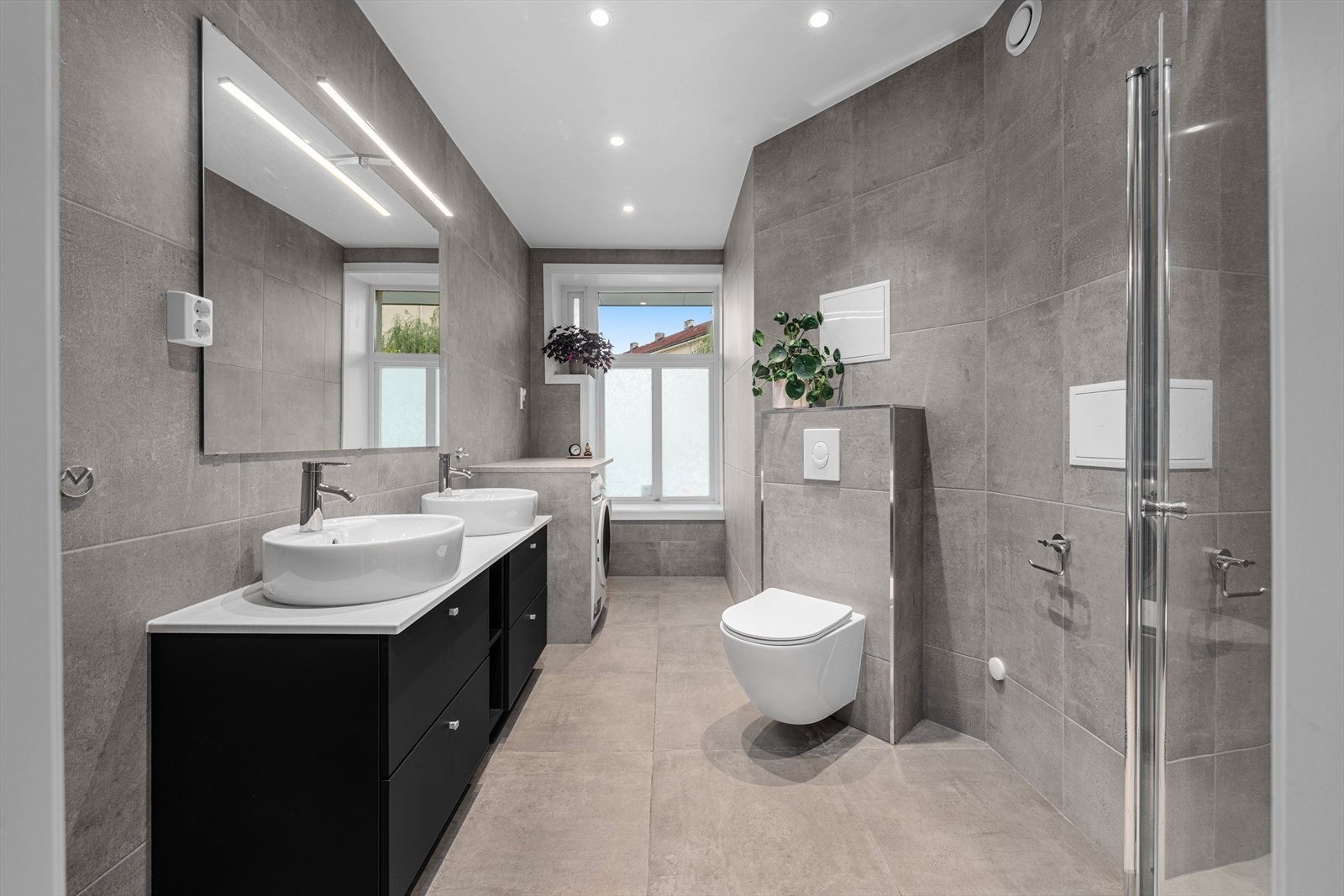 Leiligheten inneholder hoveddel med gang, bad/wc, tosoverom, kjøkken, stue, kontor ogmellomgang, samt en hybeldel på ca. 15 m² med egen inngang fra oppgang A, gang, bad/wc og oppholdsrom Galleribilde