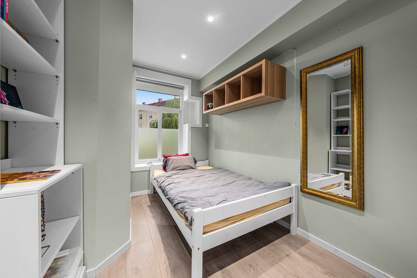 Tidligere har det vært en liten hybel med eget bad, kjøkken og egen inngang. Kjøkkenet er nå fjernet, og hybelen er integrert som en del av en 4(5)-roms hovedleilighet Galleribilde