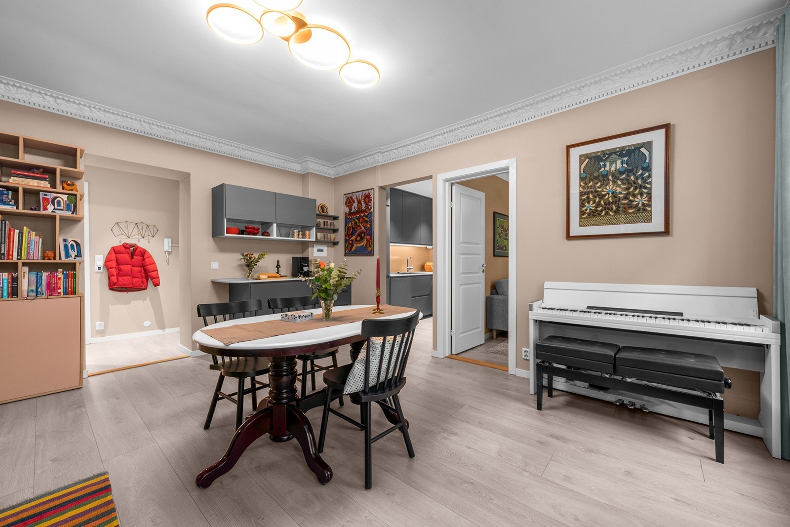 God plass til stort spisebord, perfekt for å invitere venner og familie over på hyggelig middag Galleribilde