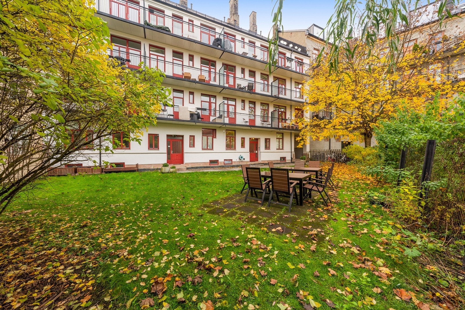 Borettslagets fellesarealer er pent opparbeidet og har en frodig hage, med trivelige uteområder som kan nytes av både store og små Galleribilde