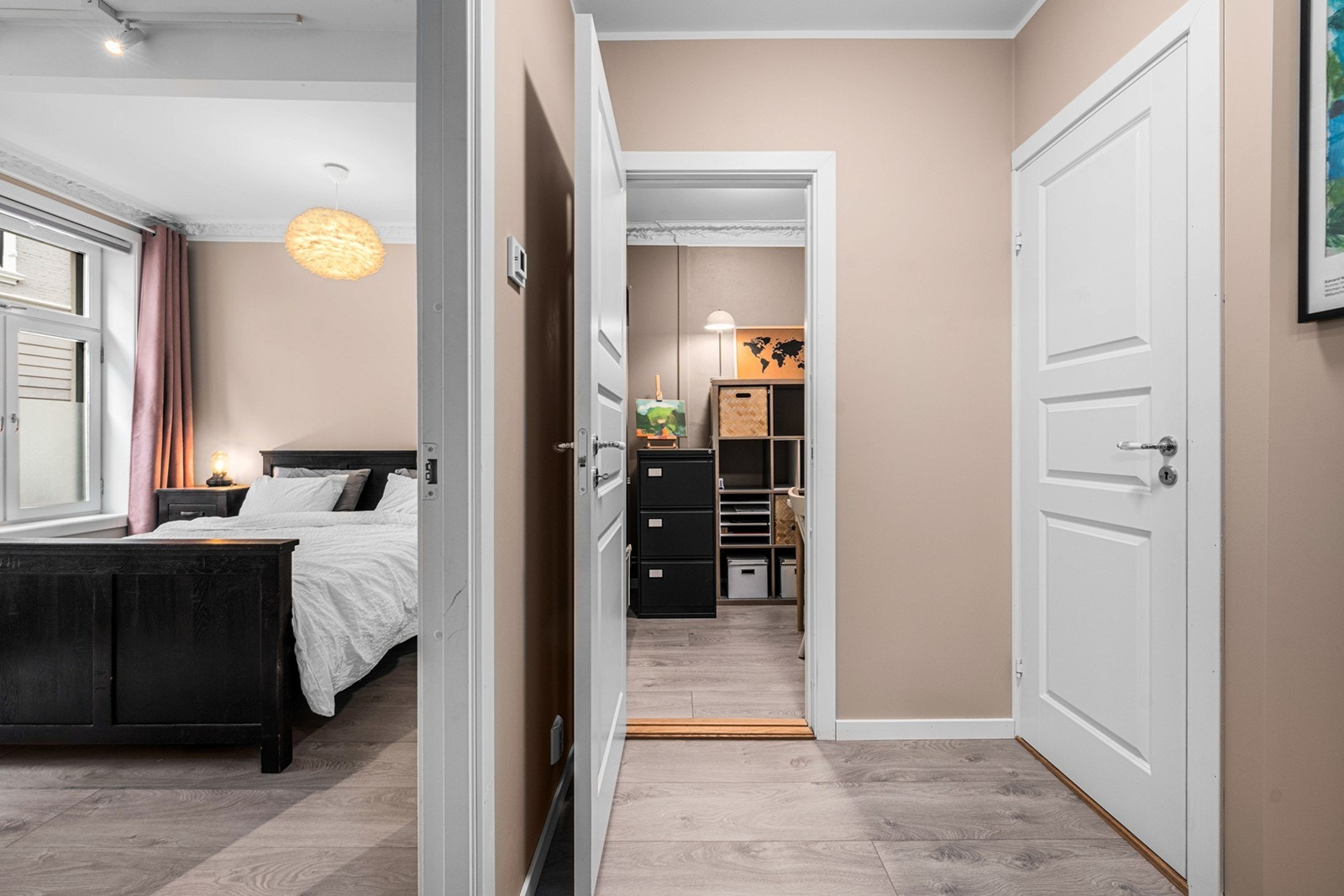 Boligen ble oppusset i 2021, og oppussingen omfatter blant annet to rehabiliterte bad, nytt kjøkken, oppgradert innvendig elektrisk anlegg med automatsikringer, nye innerdører, nye gulvoverflater med 1-stavs laminat, samt totalrenovert vegger og tak Galleribilde