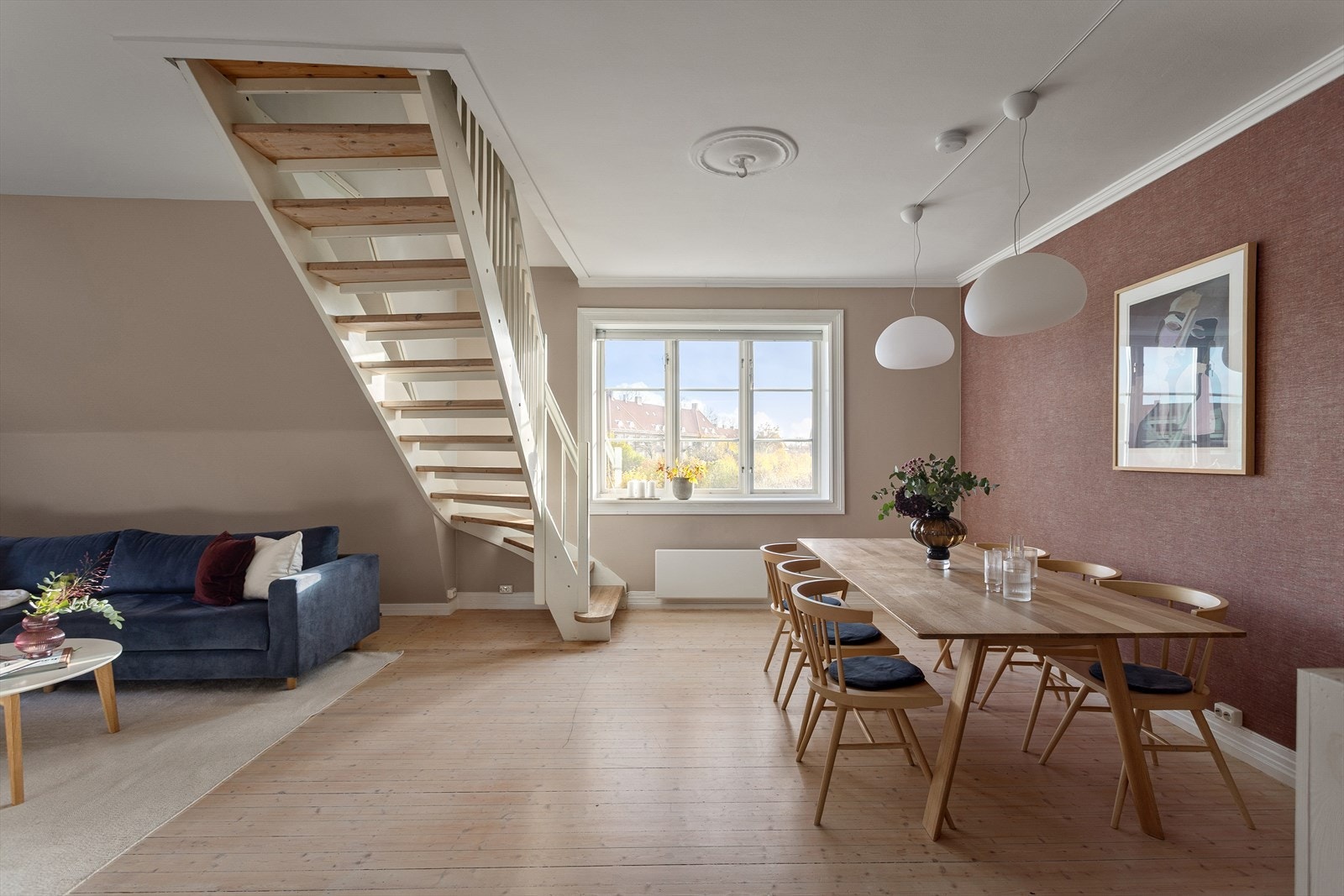 Innvendig oppleves leiligheten svært lys og luftig og er malt i behagelige fargetoner. Galleribilde