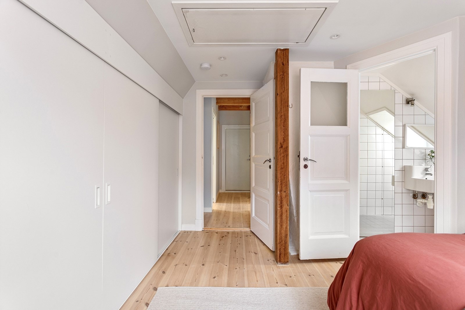 God garderobeløsning på soverommet gir romslig plass til klær og tilbehør. I tillegg er det adkomst til et praktisk toalettrom. Galleribilde