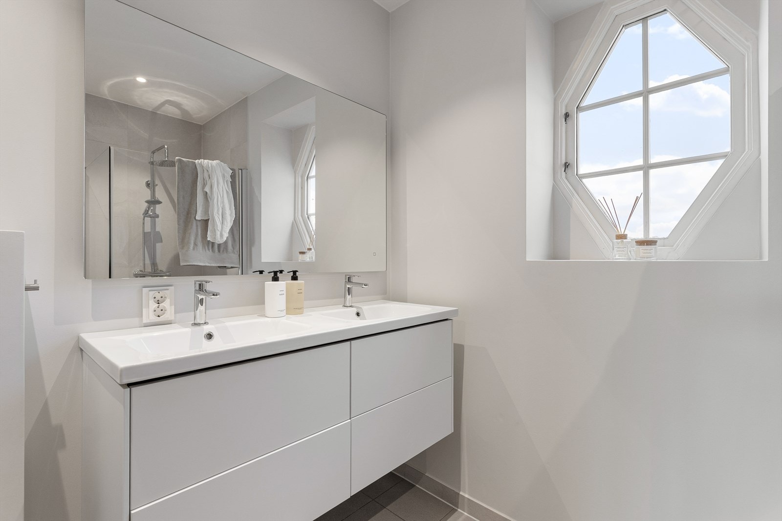 Badet er utstyrt med vegghengt wc, dobbel servant med skuffer under og dusj i hjørne med innadslående dører. Det er opplegg for vaskemaskin og tørketrommel. Galleribilde