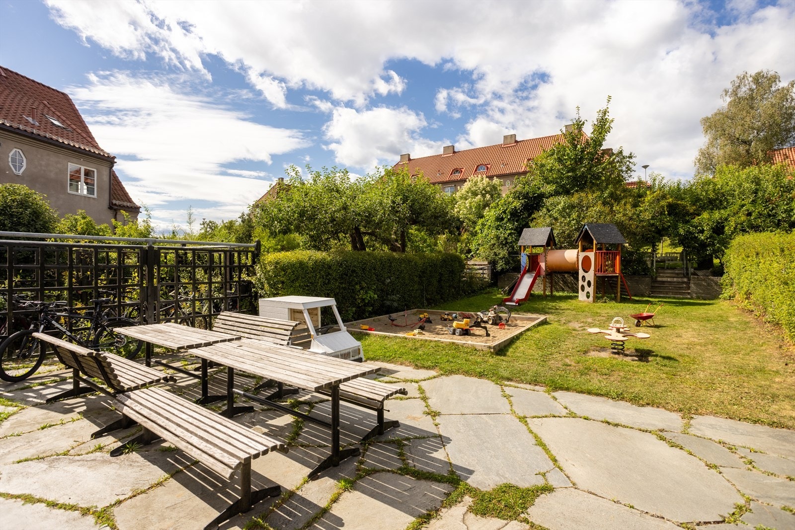 Hyggelig og skjermet lekeplass i bakgård. Galleribilde