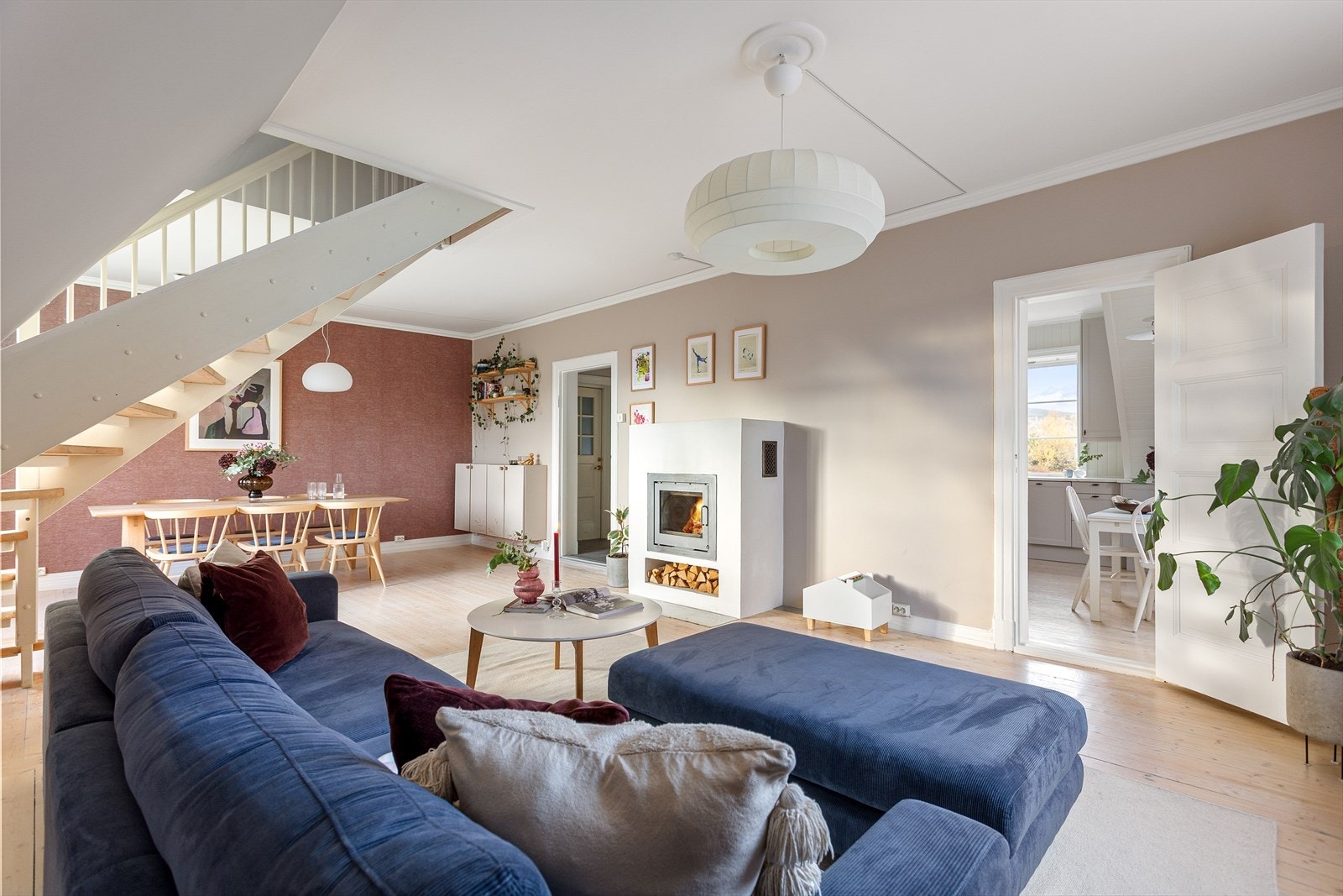 En lun peis gir et koselig og stemningsfullt preg til rommet, samtidig som den varmer godt på kalde dager. Galleribilde