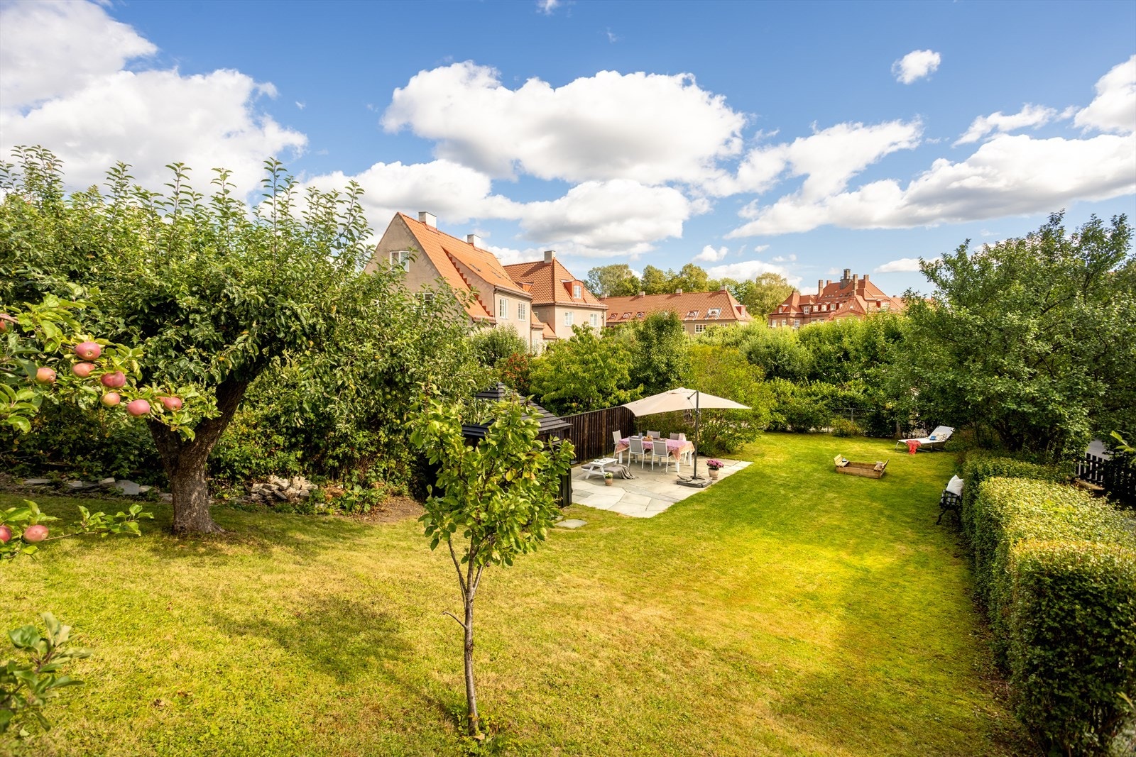 Stor, solrik og skjermet hage med nydelige frukttrær og frodige prydbusker. Galleribilde