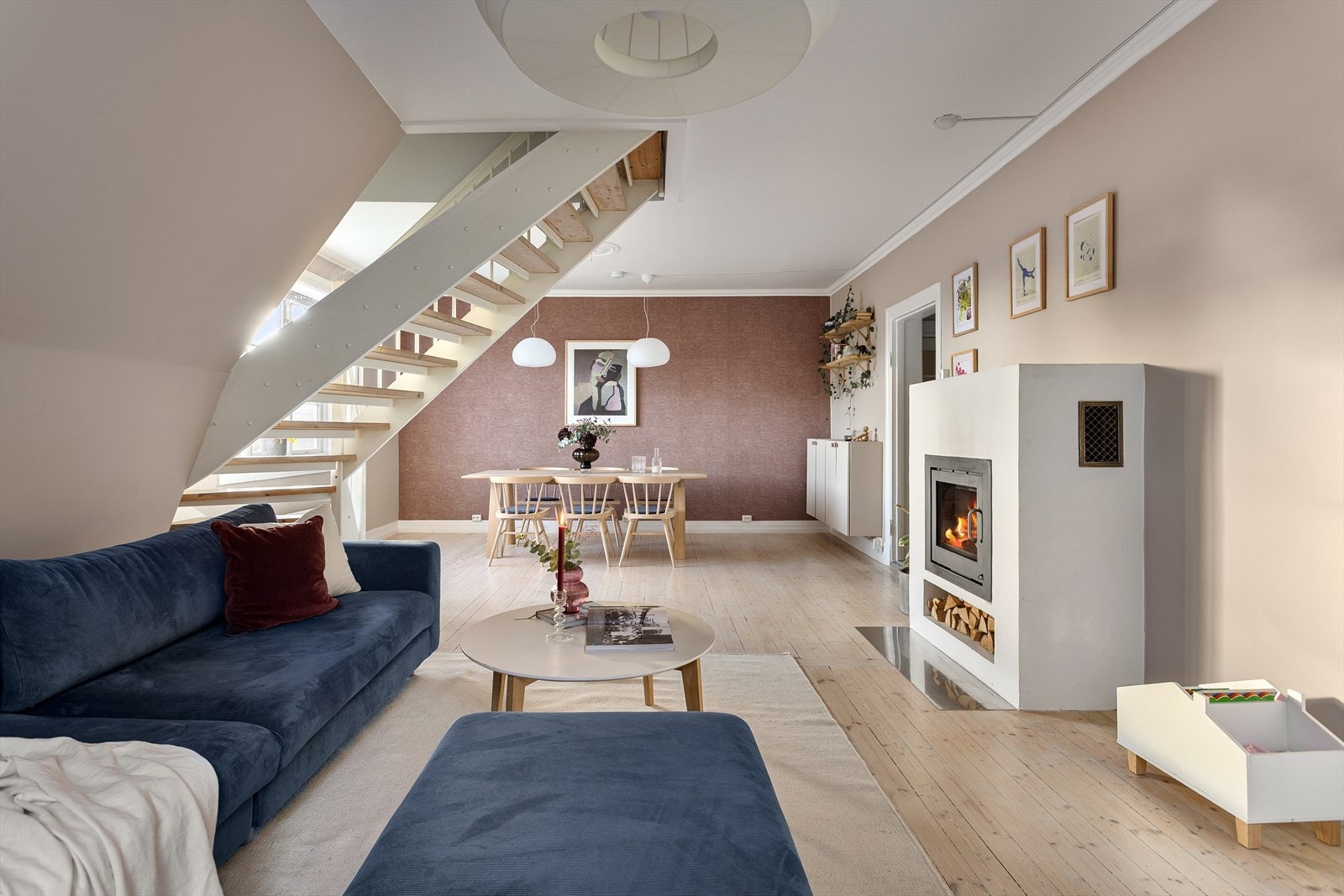 Stuen har en generøs takhøyde på 2,73 meter. Galleribilde