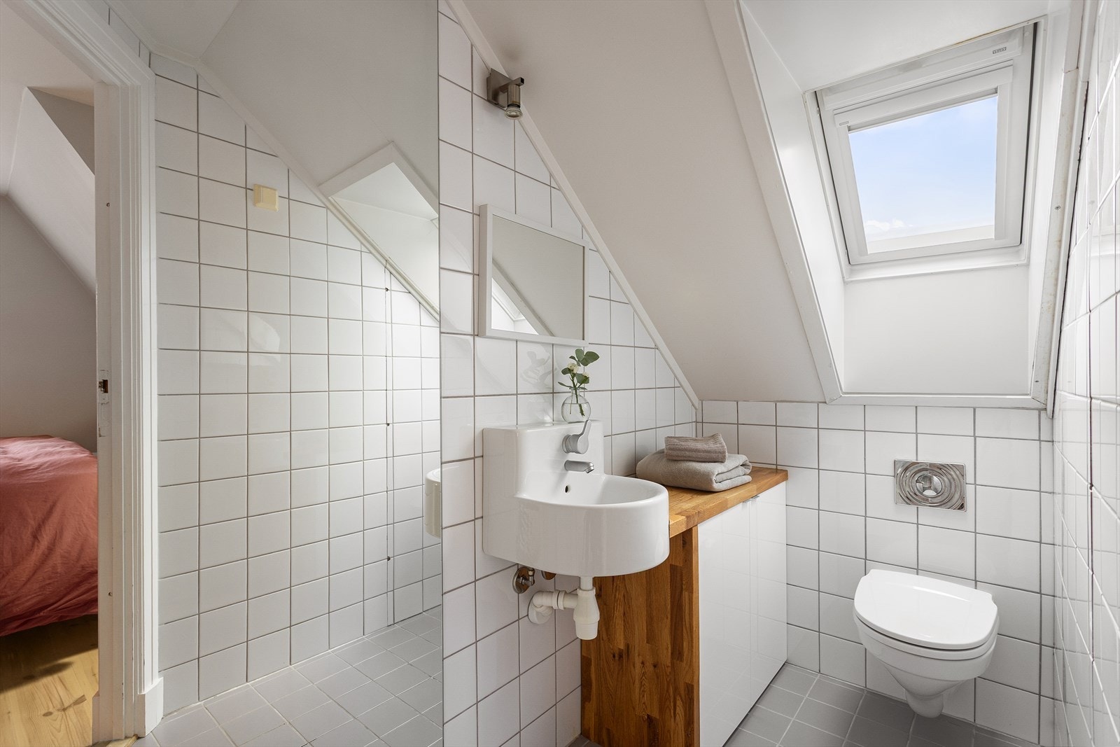 Toalettrommet er utstyrt med vegghengt wc, servant og eik benkeplate med skap under. Galleribilde