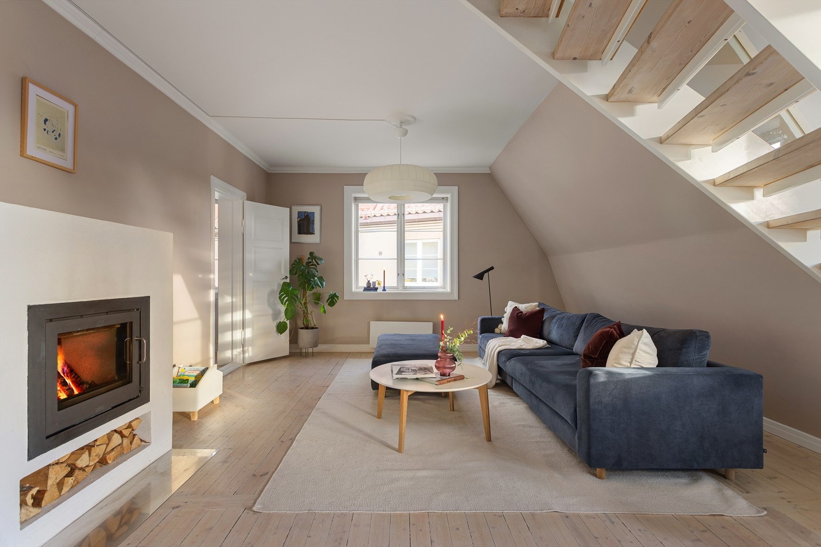 Planløsningen er godt utnyttet over to etasjer med flere hyggelige oppholdssoner. Galleribilde