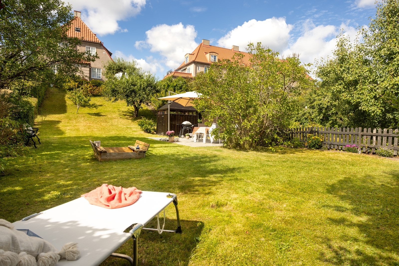 Det er god plass til diverse utemøblement, grill og det man måtte ønske. I tillegg er det romslig utebod med plass til diverse oppbevaring. Galleribilde