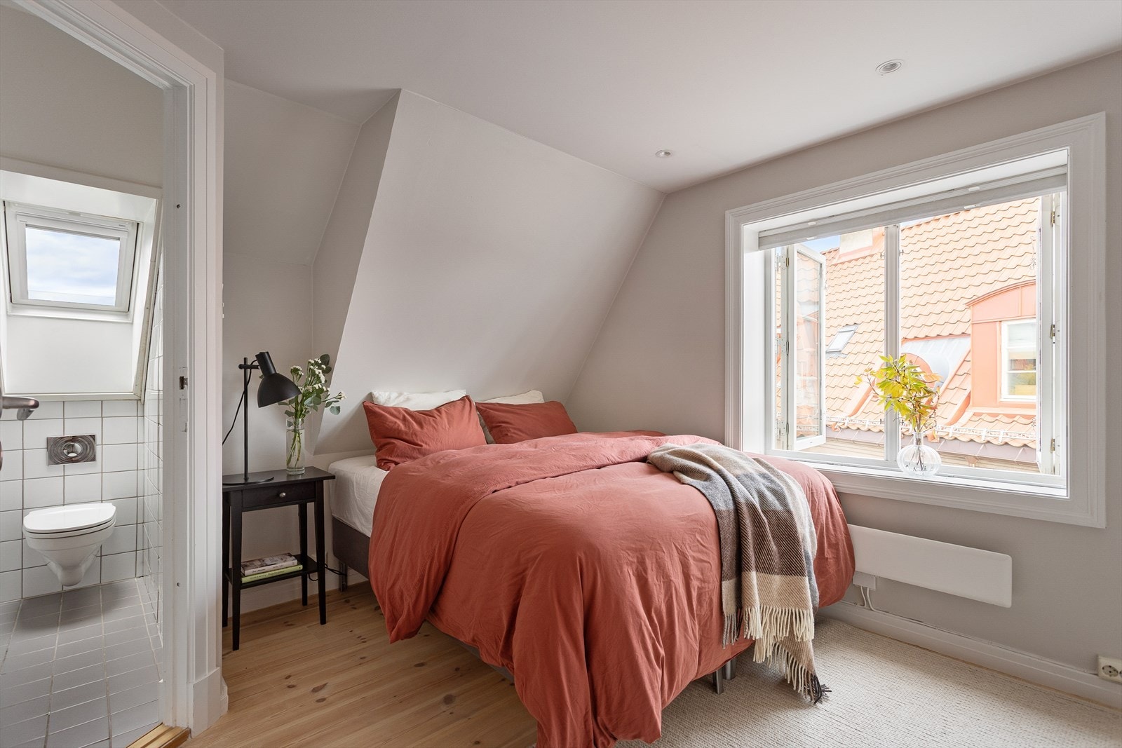 Hovedsoverommet er av god størrelse, og oppleves lys og luftig. Galleribilde