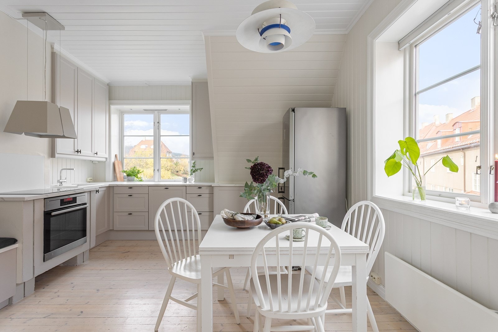 Lyst og romslig kjøkken med nye fronter fra Proform Kjøkkenfornyelse i 2025. Galleribilde