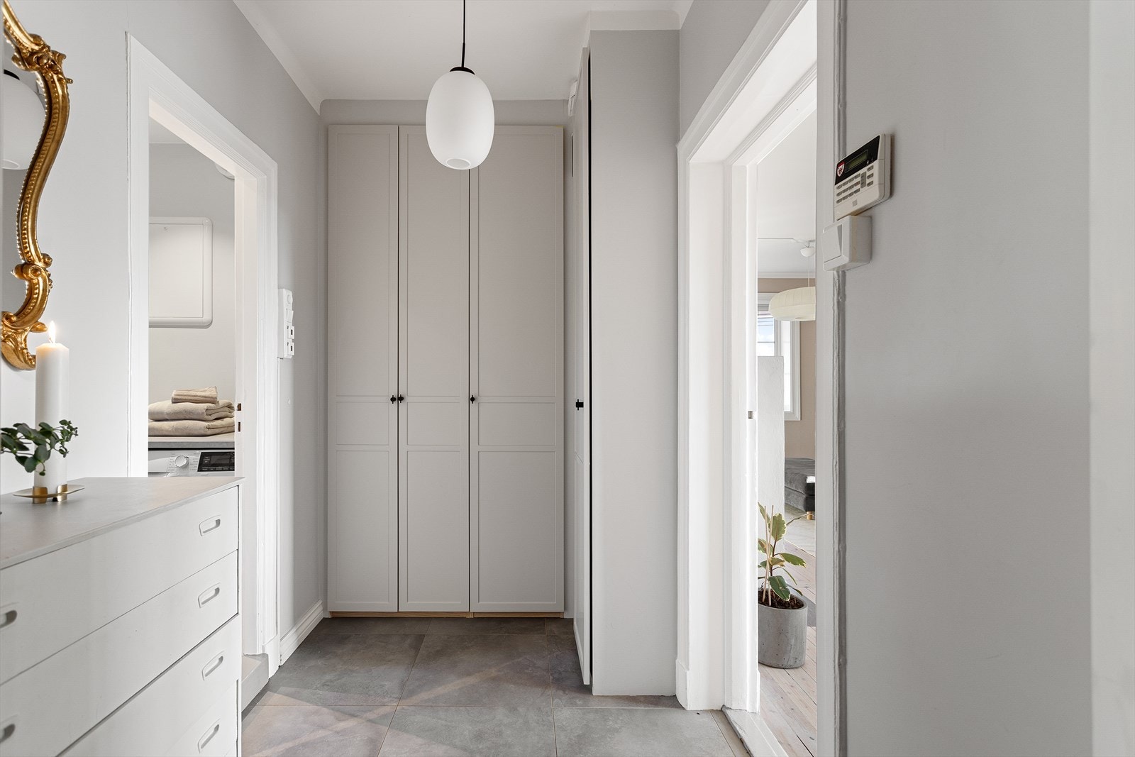 Fra entré er det adkomst til stue og bad. Galleribilde