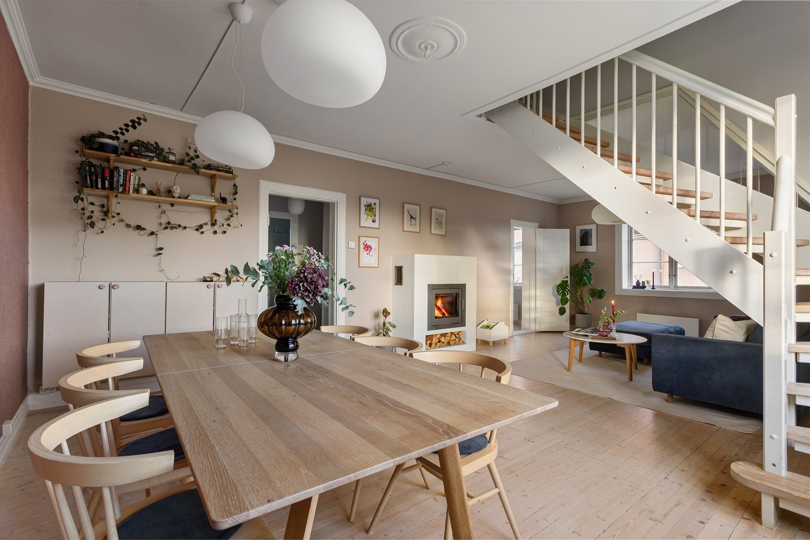 Det er god plass til spisebord, som fungerer som et naturlig samlingspunkt i hverdagen og ved spesielle anledninger. Galleribilde