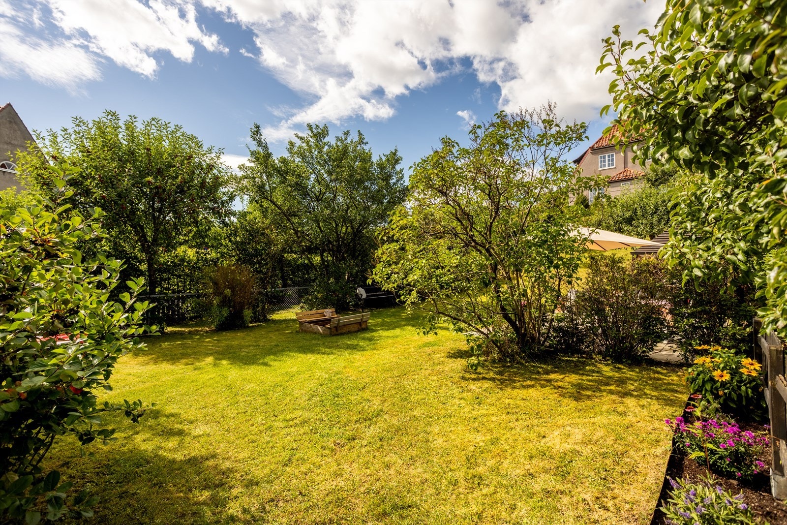 Her befinner man seg i en egen oase omkranset av frodig beplanting som skaper en skjermet tilværelse. Galleribilde