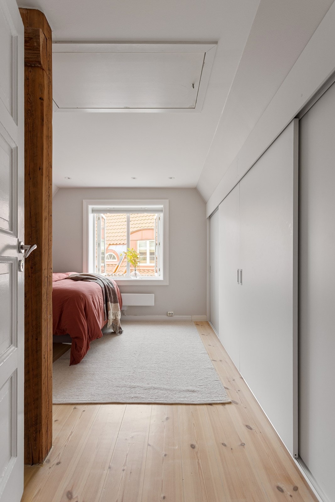 Hovedsoverommet har lagringsloft med adkomst via nedfellbar stige. Galleribilde