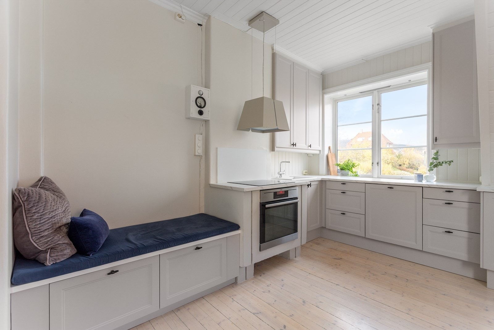 På kjøkkenet er det både plass til spisegruppe og en hyggelig sittebenk hvor morgenkaffen kan nytes med grønn utsikt. Galleribilde