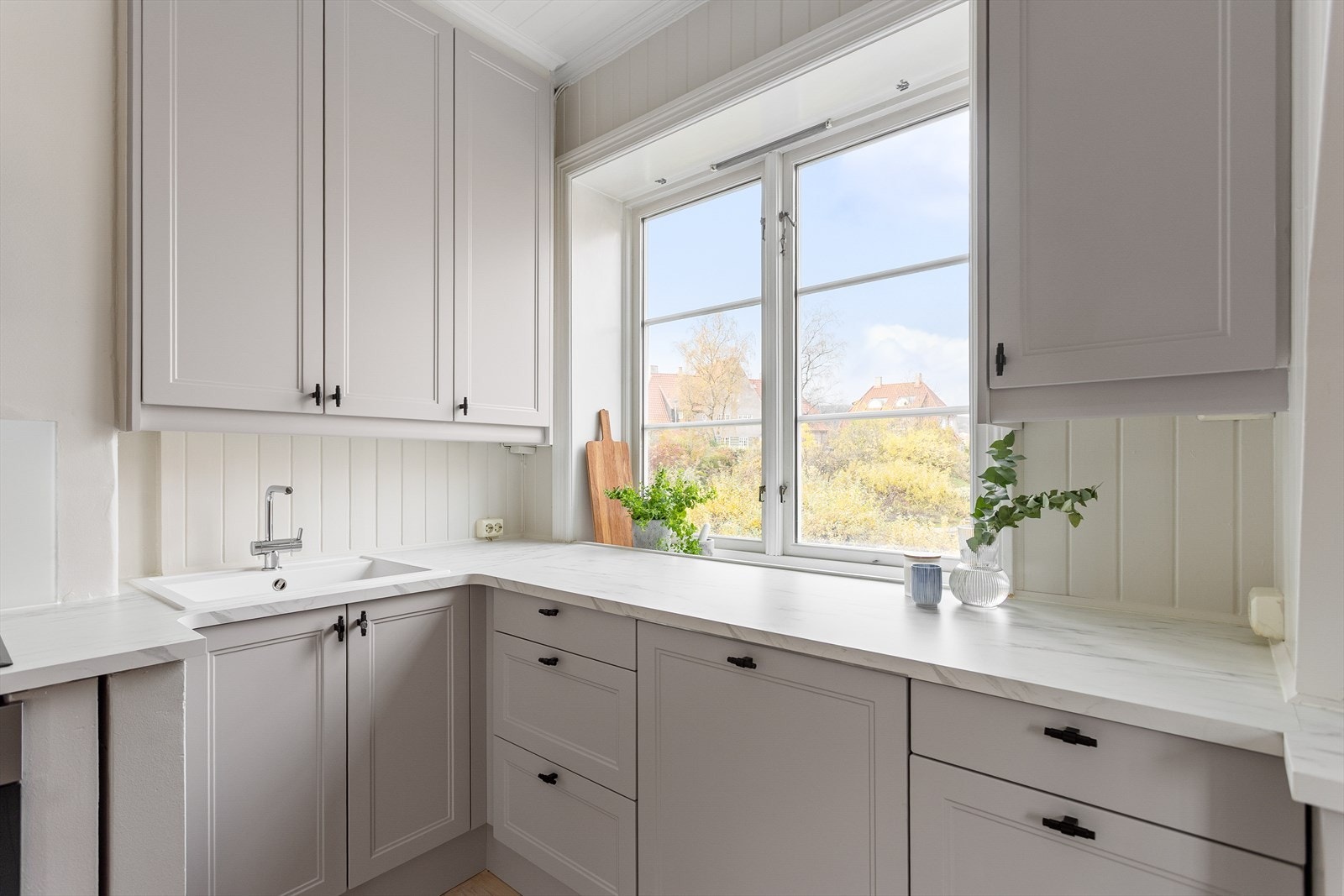 Kjøkkenet er utstyrt med integrert komfyr, induksjon platetopp, oppvaskmaskin fra 2025 og frittstående kjøl/frys. Galleribilde