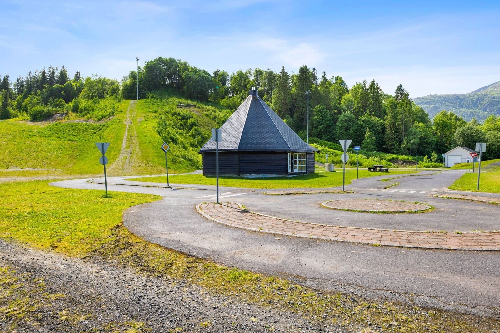 Like ved ungdomsskolen har du Finnbrautbakken, perfekt til bursdager, aking, terrengsykling m.m. Galleribilde