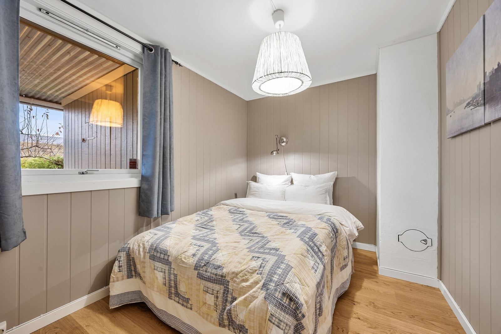 Rom som i dag blir brukt til soverom med utsyn til hagen Galleribilde