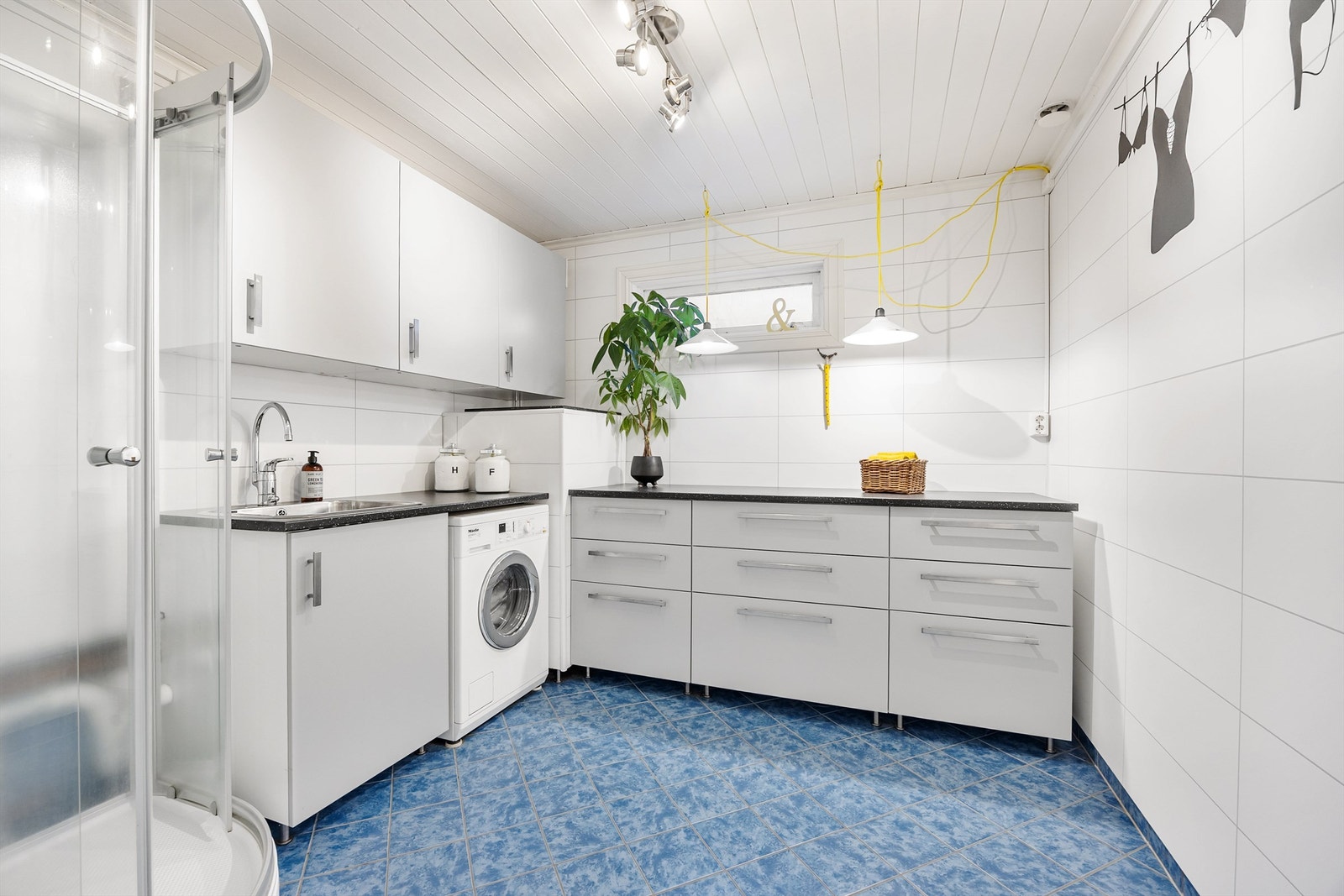 Badet har opplegg til vaskemaskin og dusjkabinett Galleribilde