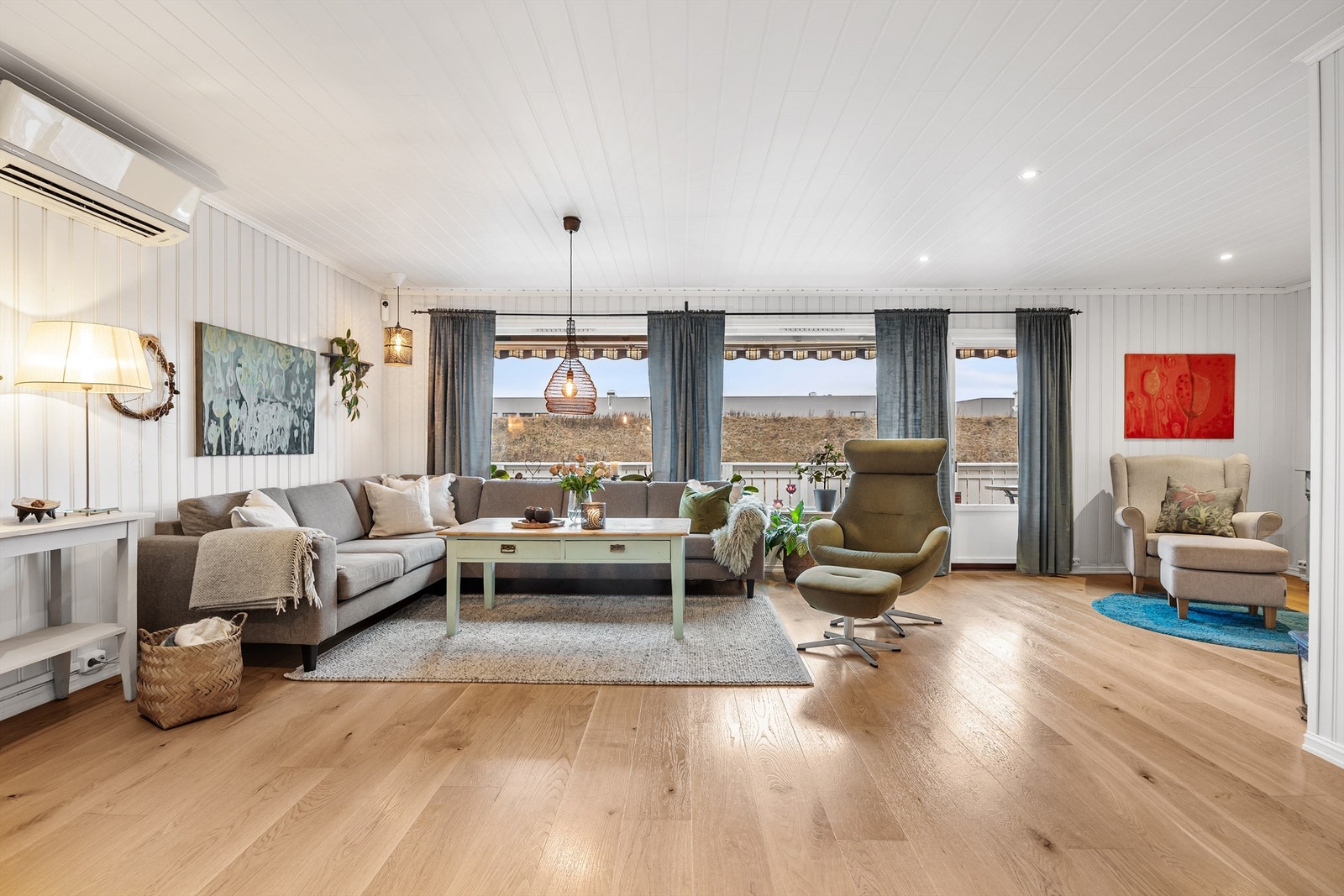 Fra stuen har du direkte utgang til en stor solrik balkong på 29 kvm Galleribilde