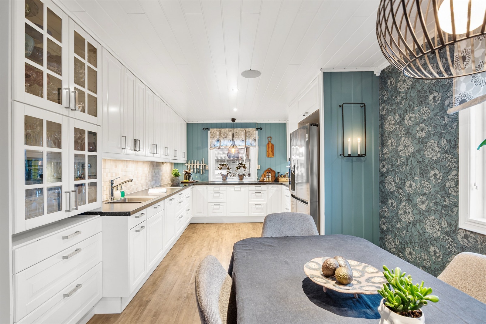 Kjøkkeninnredningen fra IKEA er fra 2012, med profilerte fronter, belysning under overskap og god lagringsplass Galleribilde