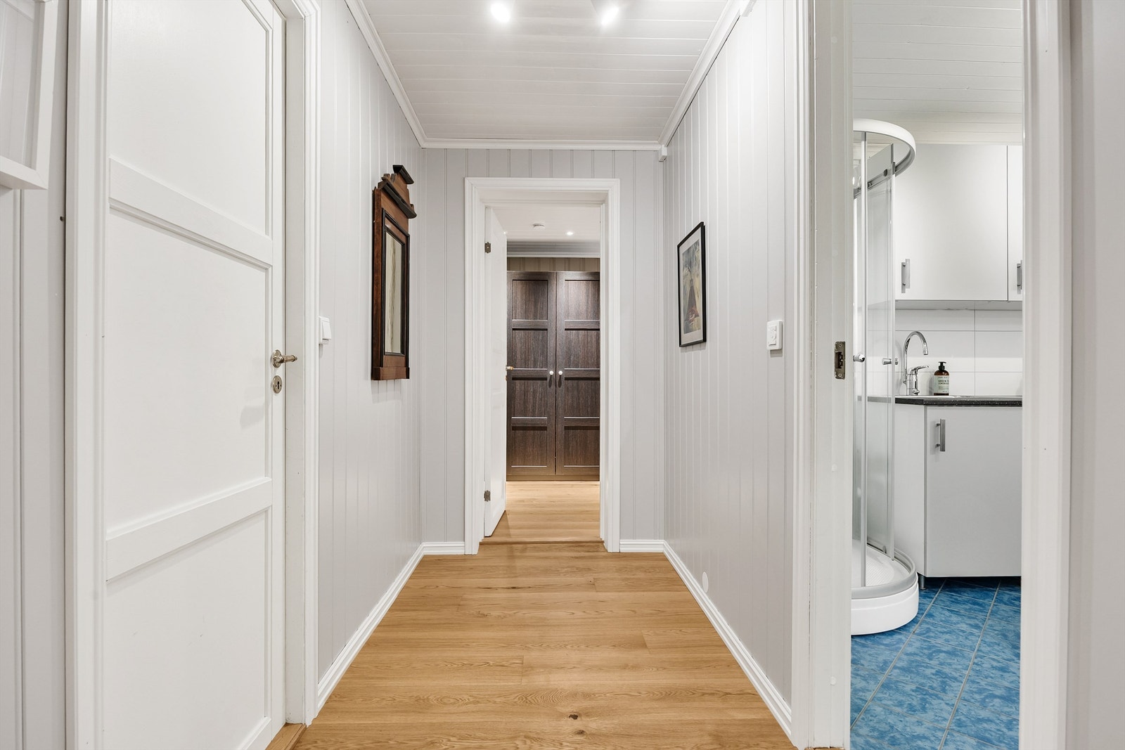 Underetasjen består av to rom som i dag blir brukt som soverom, to bad, to boder og en stor kjellerstue med egen inngang fra hagen Galleribilde