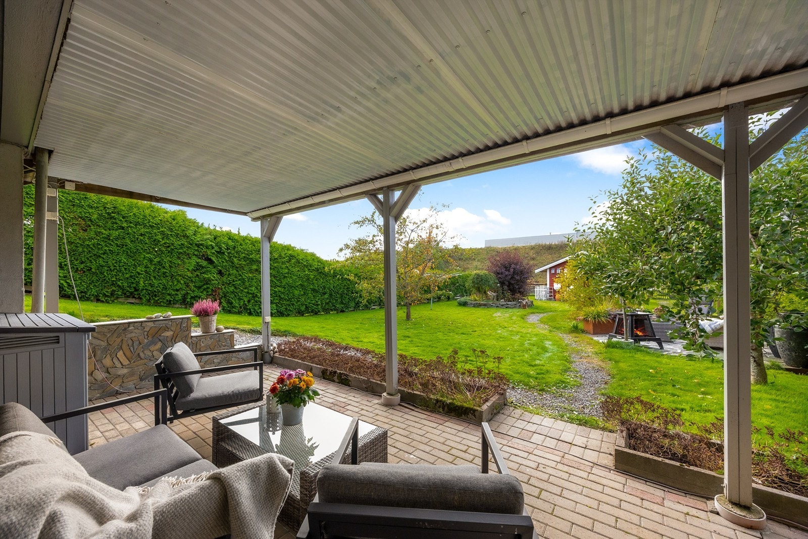 Fra underetasjen har du utgang til overbygget markterrasse i direkte tilknytning til hagen Galleribilde