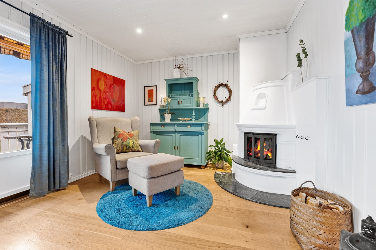 I stuen er det også en flott hjørnepeis som bidrar med varme og hygge på kalde dager Galleribilde