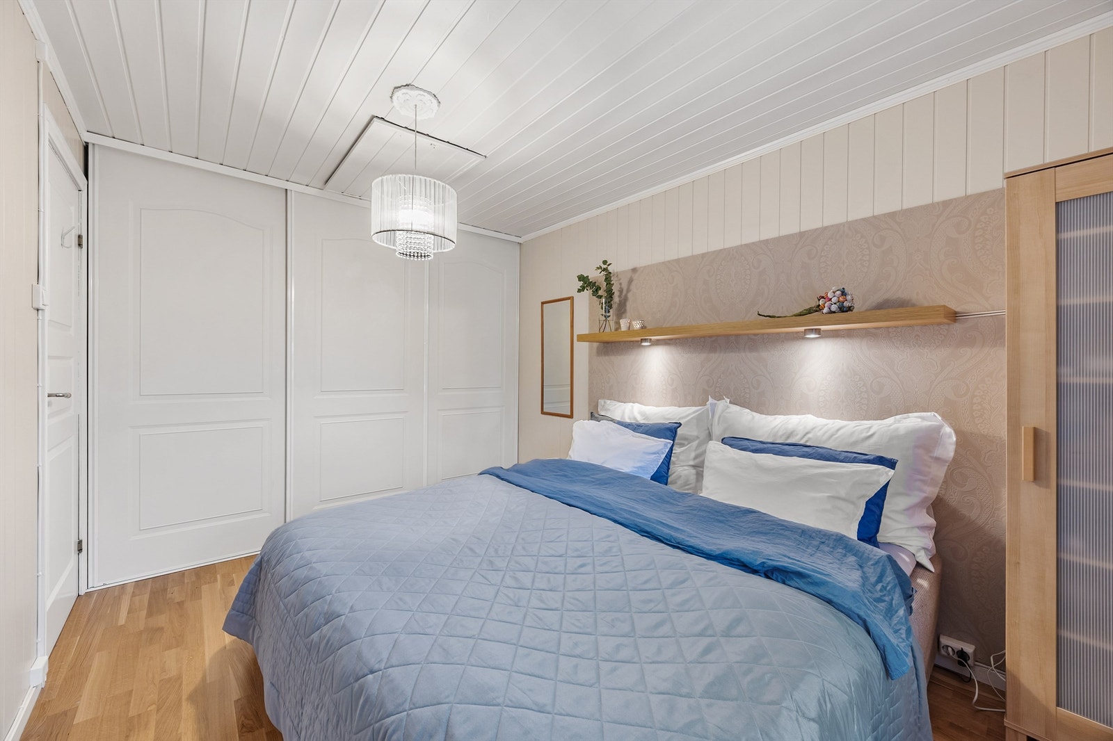 Soverommet er stort, med veggdekkende skap for oppbevaring Galleribilde