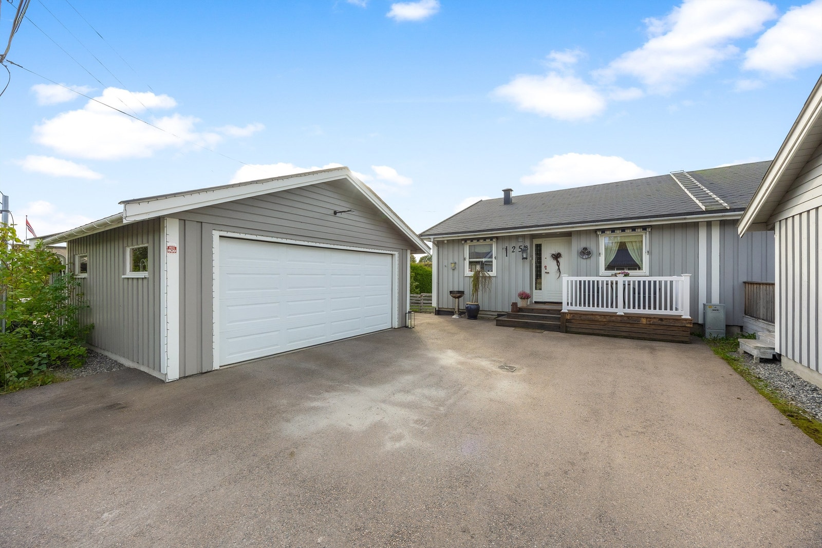 Parkering i frittstående garasje samt opparbeidet parkeringsplass av asfalt. Foto: Espen Edin / Image day Galleribilde