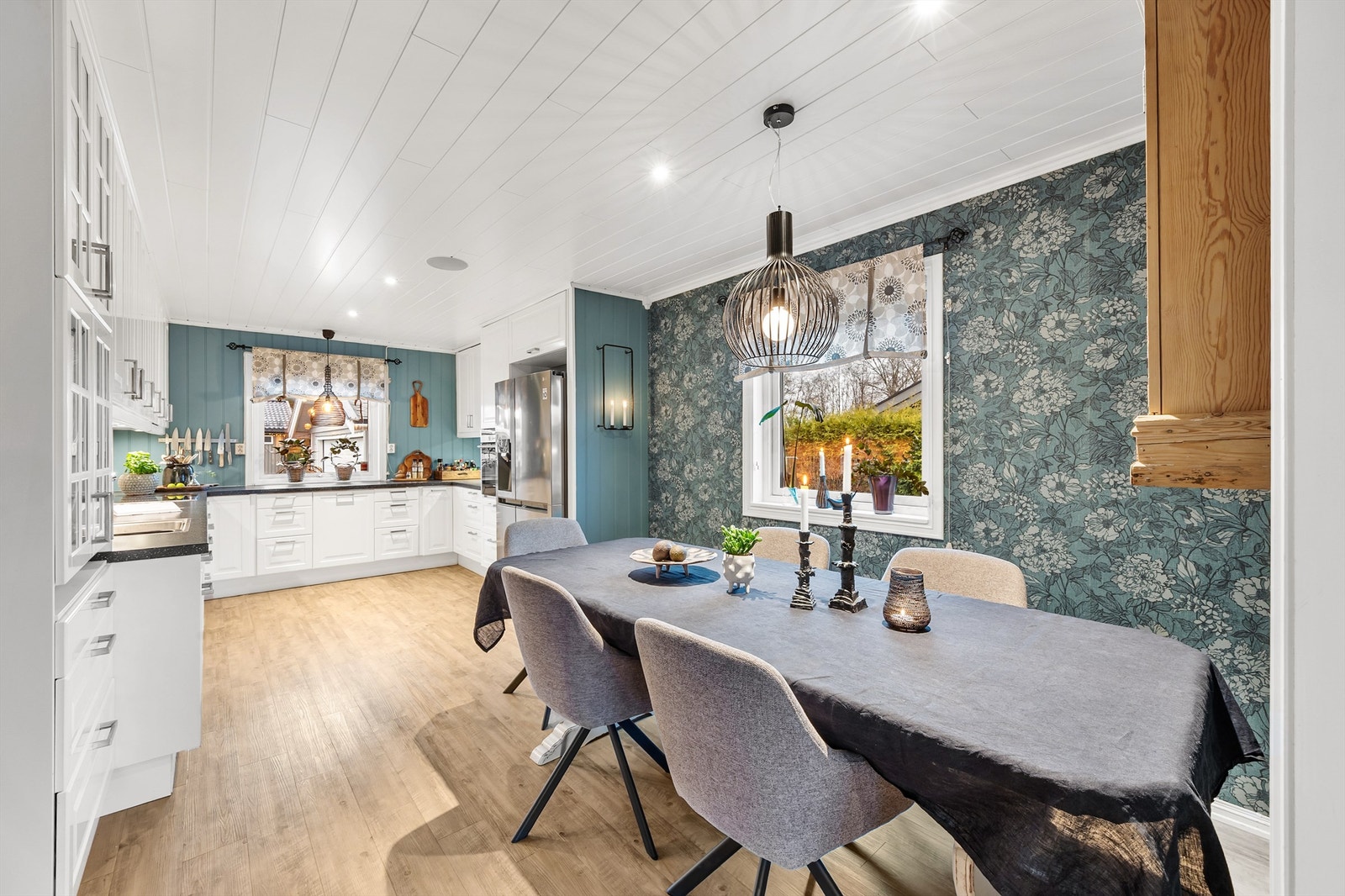 Spisestuen ligger sosialt til i åpen løsning med kjøkkenet Galleribilde